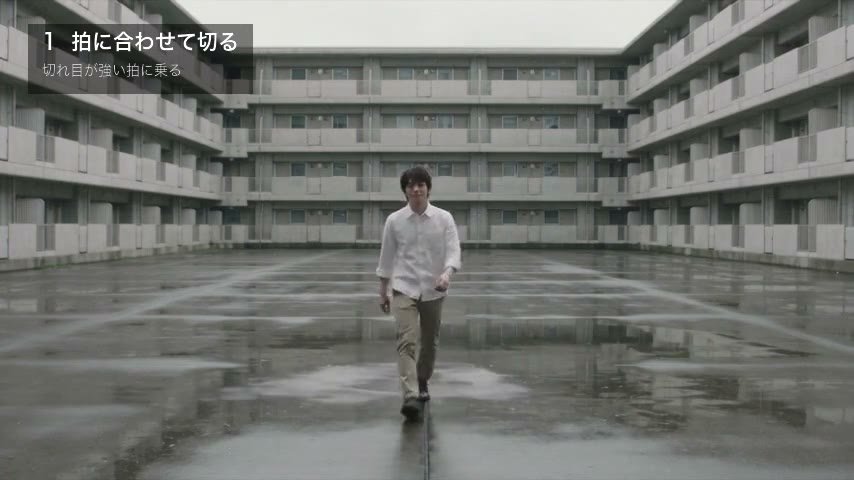 目の高さの引き。歩いてくる男