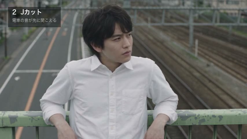 まだ陸橋の人が映り、電車の音が聞こえ始める