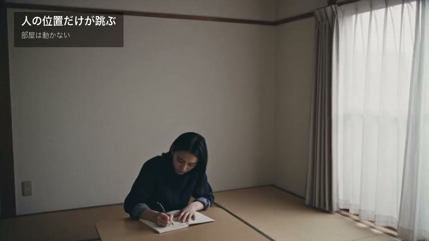 低い机でノートに書く人