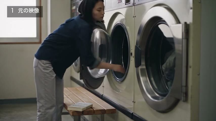 コインランドリーで洗濯物を入れる女性。素の色