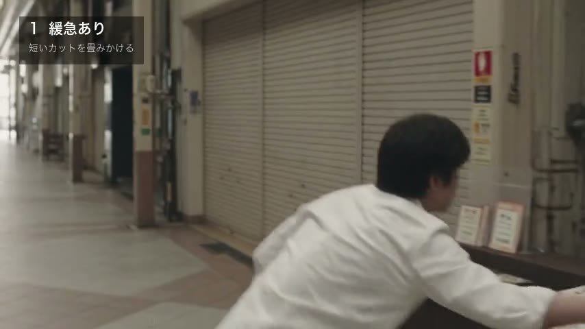 店先で紙袋をつかむ男性の短いカット