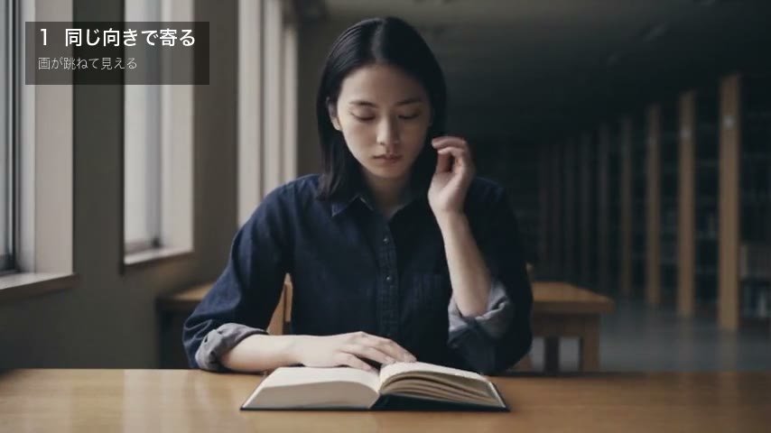 正面から見た、本を読む女性