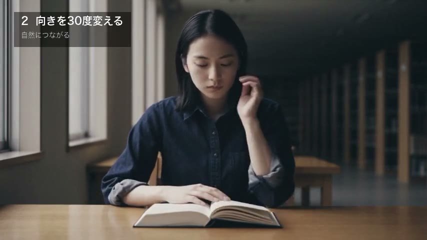 正面から見た、本を読む女性